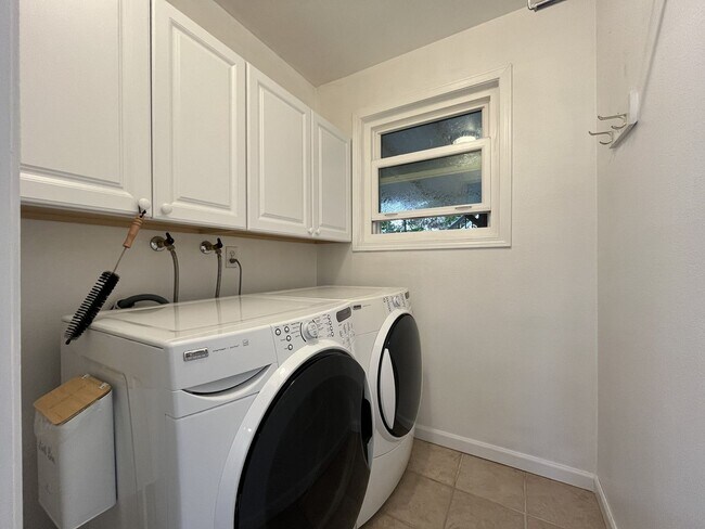 Building Photo - Three-Bedroom Home Near Nike Campus with Bonus Room, Large Deck & Two-Car Garage