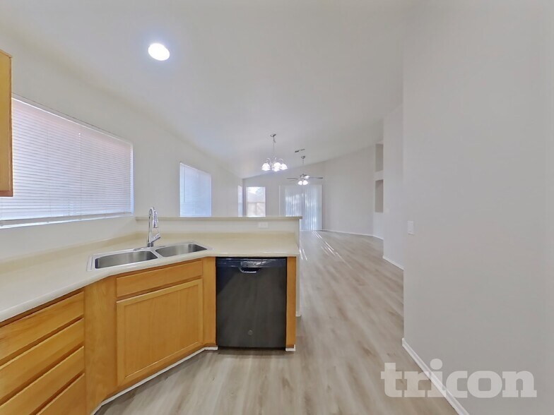 Building Photo - 12425 N 42nd Dr