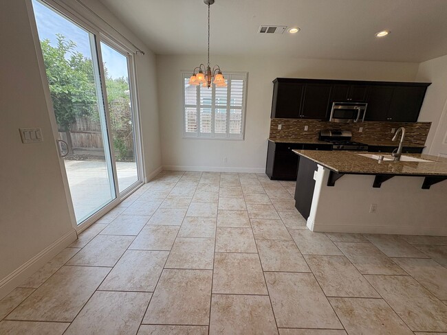Building Photo - 3 Bedroom Home located NW Visalia!