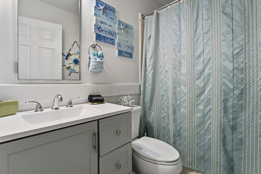 Building Photo - 805 Lewis Ave