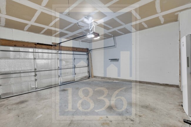 Building Photo - 1204 Thackeray Ln
