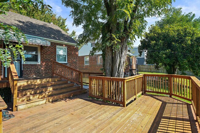 Building Photo - Fantastic Home in Fort Dupont Park! Parking and Basement Included!