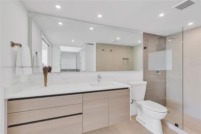 Building Photo - 20100 W Country Club Dr