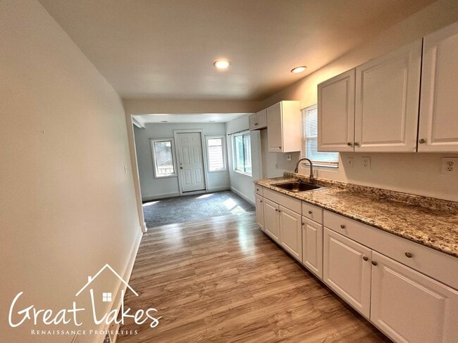 Building Photo - Charming 2 Bedroom 1 Bathroom now availabl...