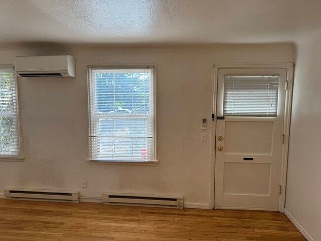 Building Photo - 1 Bedroom Duplex in Downtown Eugene