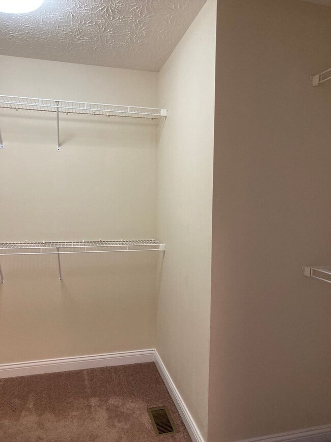 Building Photo - 141 Twin Lakes Dr