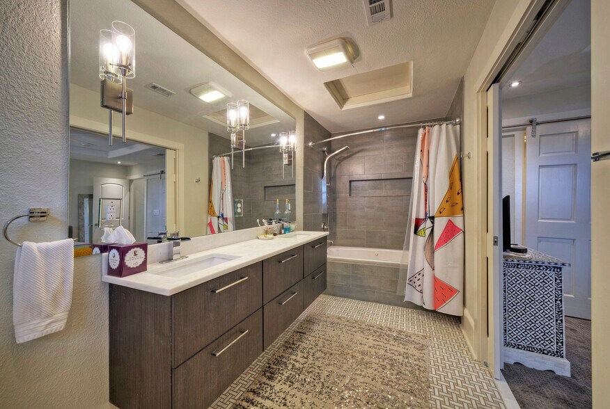 DOUBLE VANITIES AND JACUZZI - 3805 southridge dr