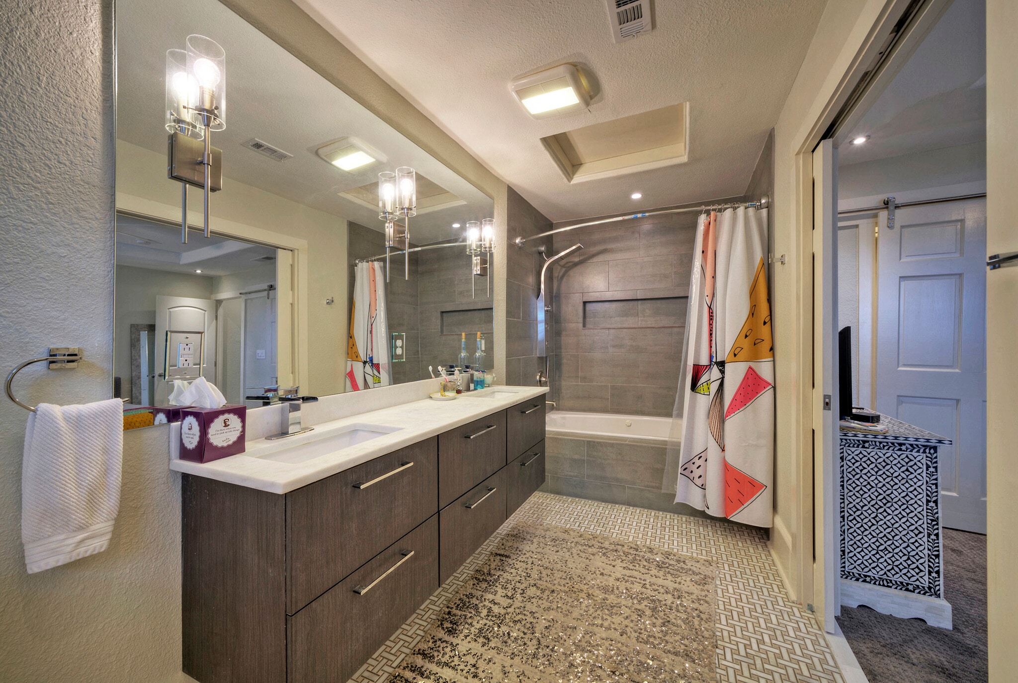 DOUBLE VANITIES AND JACUZZI - 3805 southridge dr