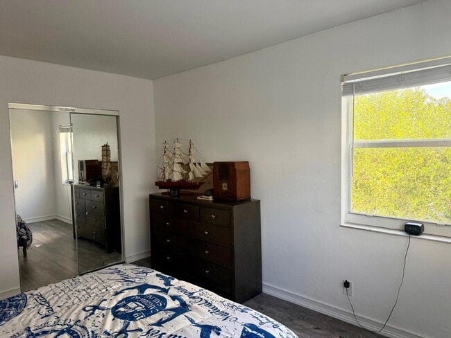 Building Photo - 3000 Riomar St