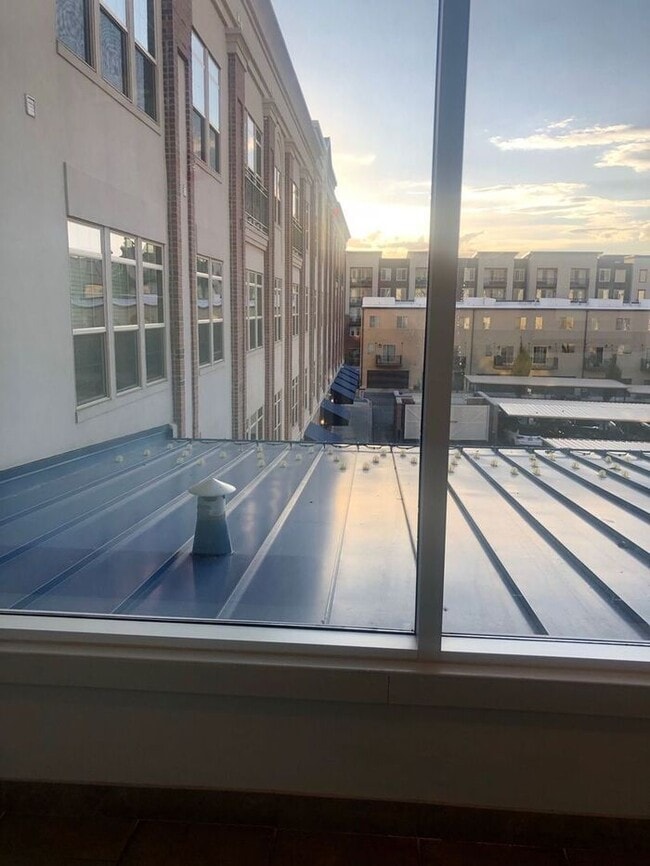 Building Photo - Stunning Down Town Condo in Secure Building