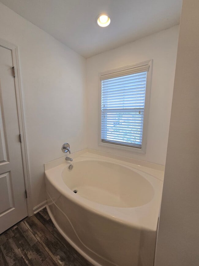 Building Photo - NEW LISTING!!!!!