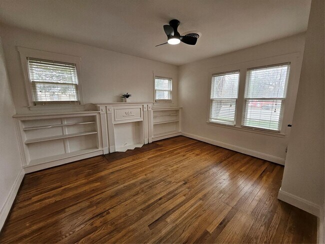 Building Photo - 4 BEDROOM, 2 BATH! CORNER LOT