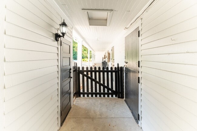 Building Photo - 326 Sumter St SE