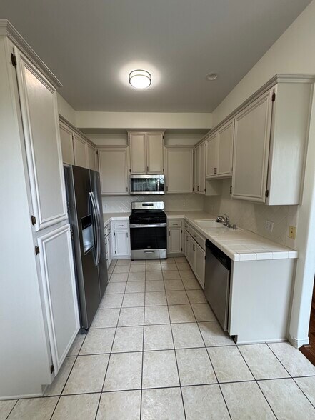 Building Photo - 5242 Vesper Ave