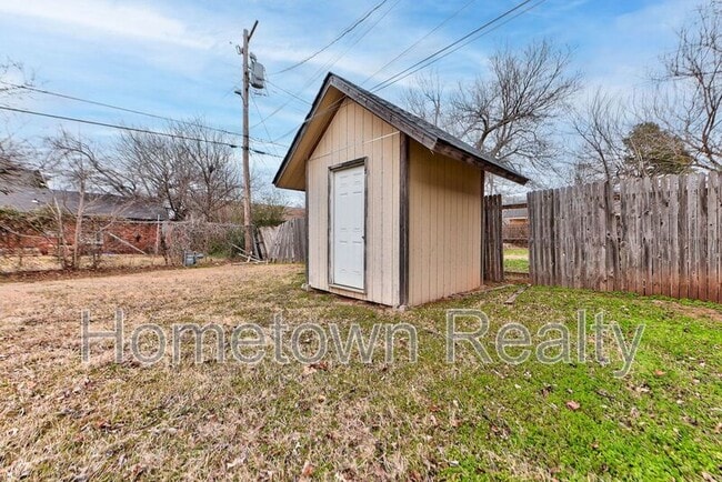 Building Photo - 1833 NE 51st St