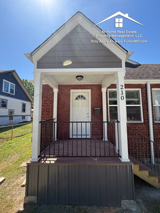 Building Photo - 210 W 6th St