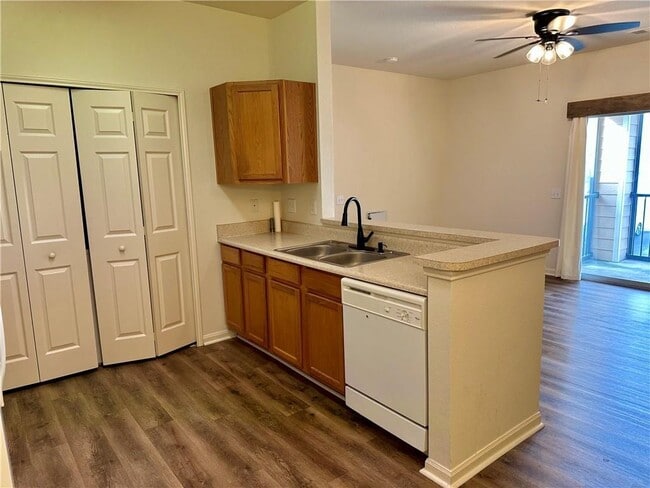 Building Photo - 447 W Longleaf Dr