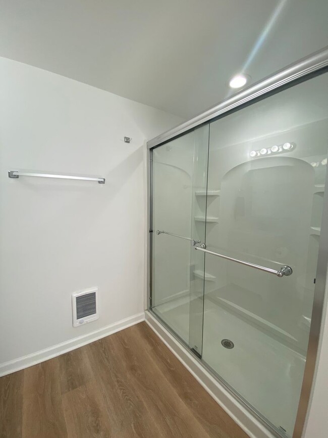Building Photo - 3 Bedroom, 3.5 Bathroom In Downtown Perryv...