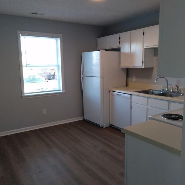 Building Photo - Coming Soon!   2 Bedroom, 1 Bath Downstairs Apartment