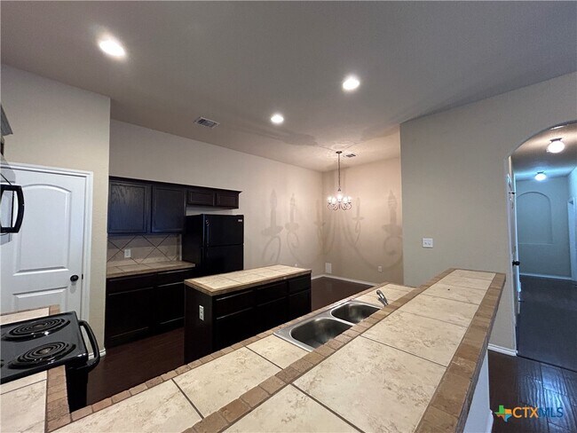 Building Photo - 697 Creekside Cir