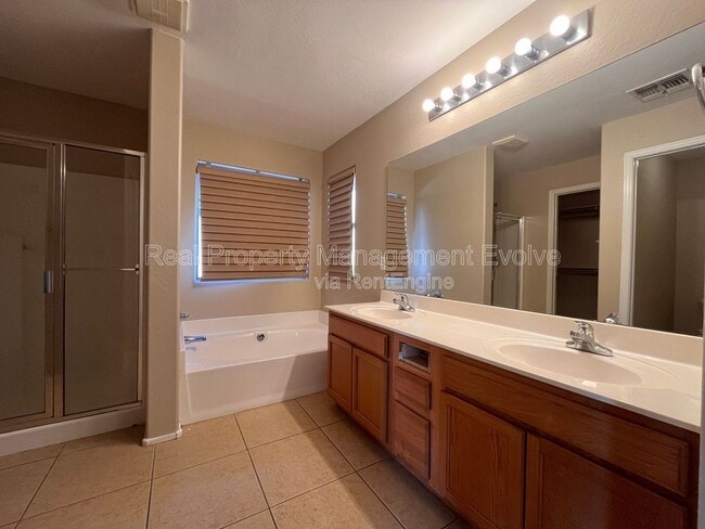 Building Photo - 14707 W Poinsettia Dr