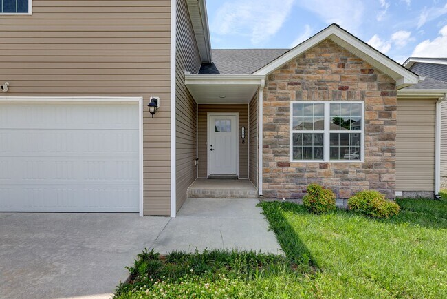 Building Photo - Sharp 3 bed 2 bath with Bonus room and nice fenced yard.