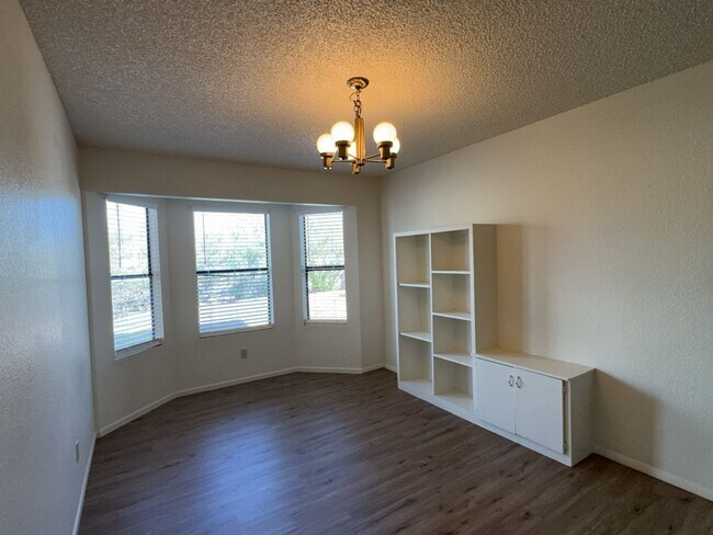 Building Photo - Great two story, 3 bedroom, 2.5 bath home
