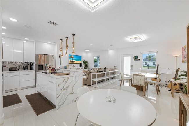 Building Photo - 7235 SW 39th St