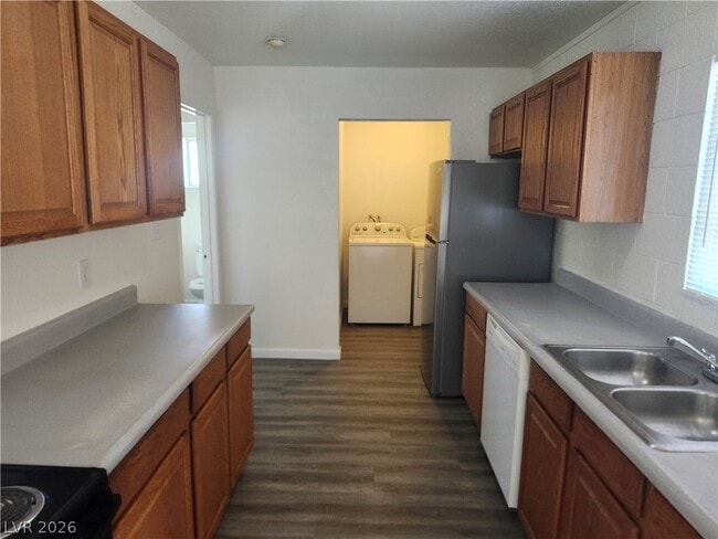 Building Photo - 2700 E Basswood Ave