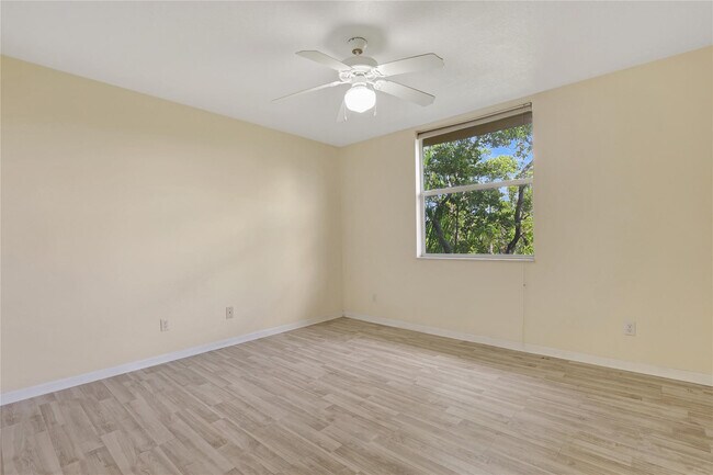 Building Photo - 529 E Sheridan St