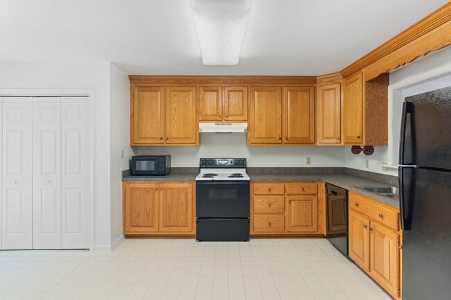 Building Photo - Spacious Townhouse with Basement in Farmvi...