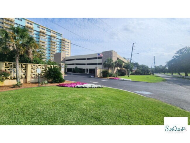 Building Photo - Carefree living in this immaculate updated 1 bedroom condo!