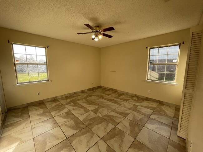 Building Photo - Home For Rent