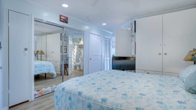 Building Photo - 23 S Forest Beach Dr