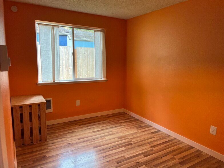 Orange bedroom. - 1618 Groves Ave NW