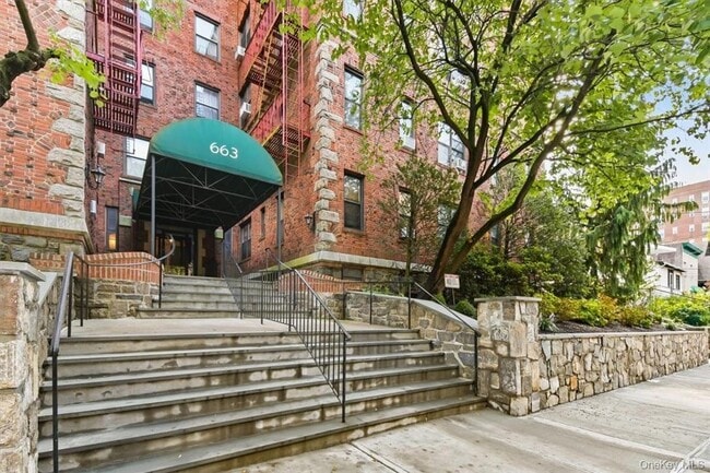 Building Photo - 663 Locust St