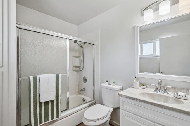 Building Photo - 9101 La Riviera Dr