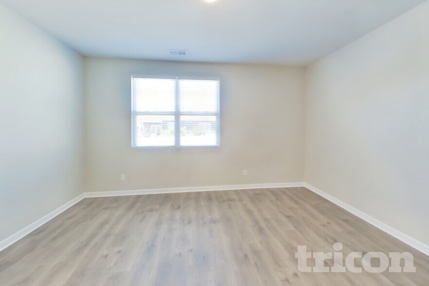 Building Photo - 2028 Tate Farm Ln