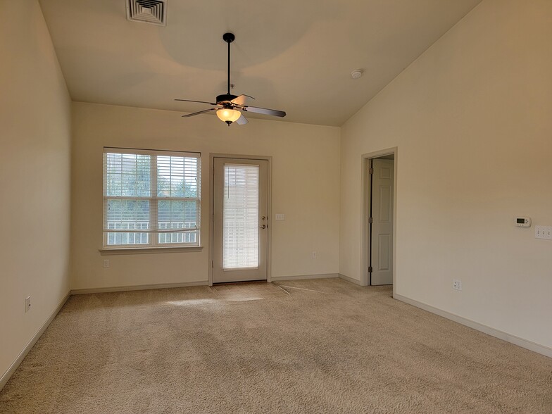 Building Photo - 1942 Shady Oak Dr