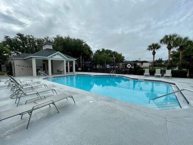 Building Photo - Modern 4-Bed, 2-Bath Solar-Powered Home Near UCF