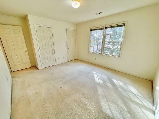 Building Photo - 3 Bed 2.5 Bath Beautiful Home Located North West Greensboro!