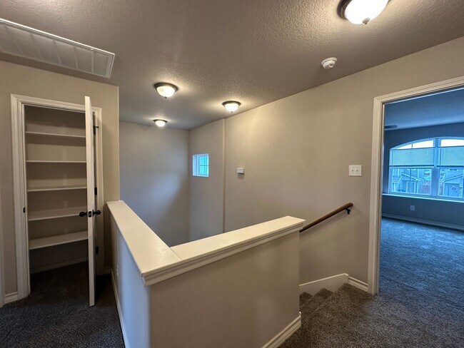 Building Photo - Town home for rent