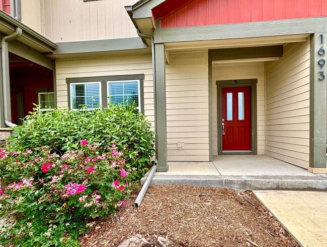 Primary Photo - Beautiful 3 bed, 3 bath Townhome in West W...