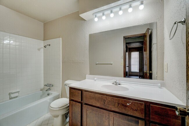 Building Photo - 2 bedroom 2 Bath 2 Car Garage Duplex Avail...