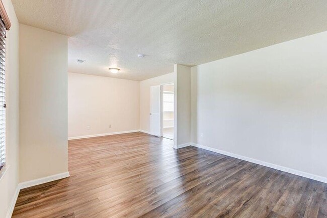 Building Photo - 2107 Collingsfield Dr