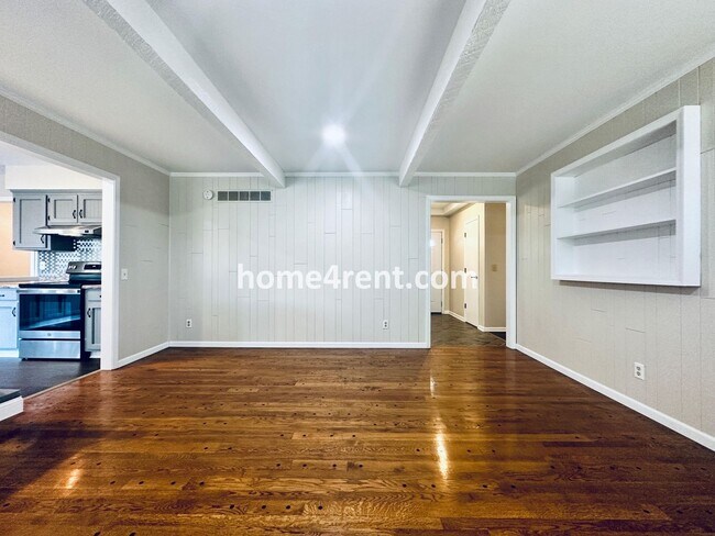 Building Photo - Cozy Ranch Home in Shawnee w/ Plenty of Natural Light, Wood Floors Throughout and an Updated Kitc...