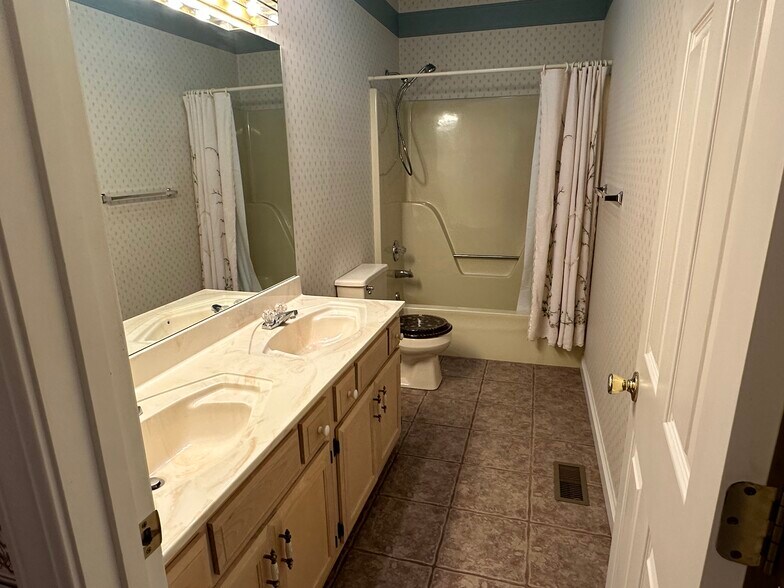 Building Photo - 4 Grayson Ridge Dr