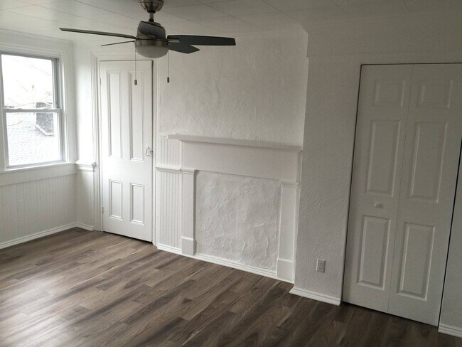 Building Photo - Modern Rental - South Side Flats