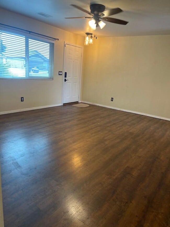 Building Photo - Small home with all appliances!