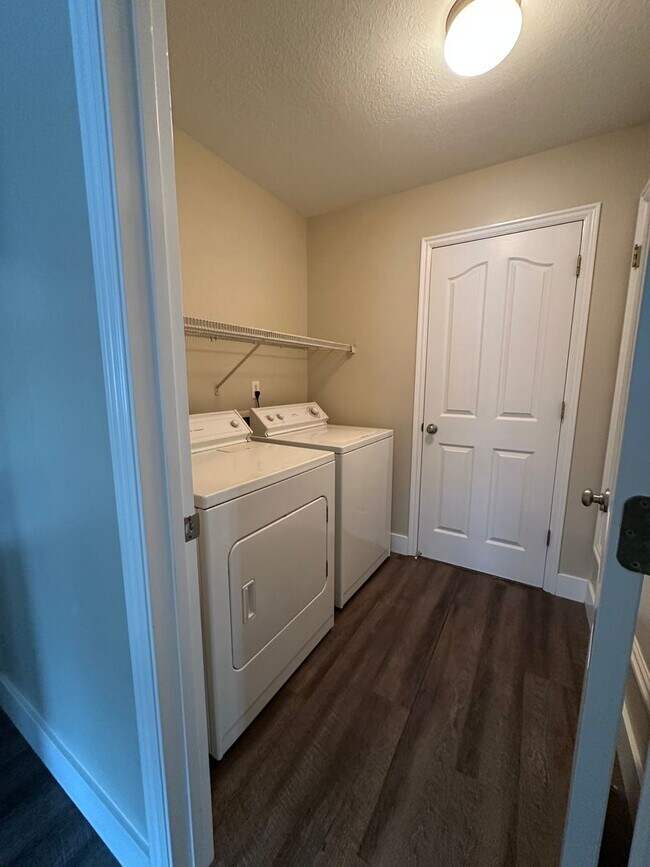 Building Photo - Condo in County Woods HOA